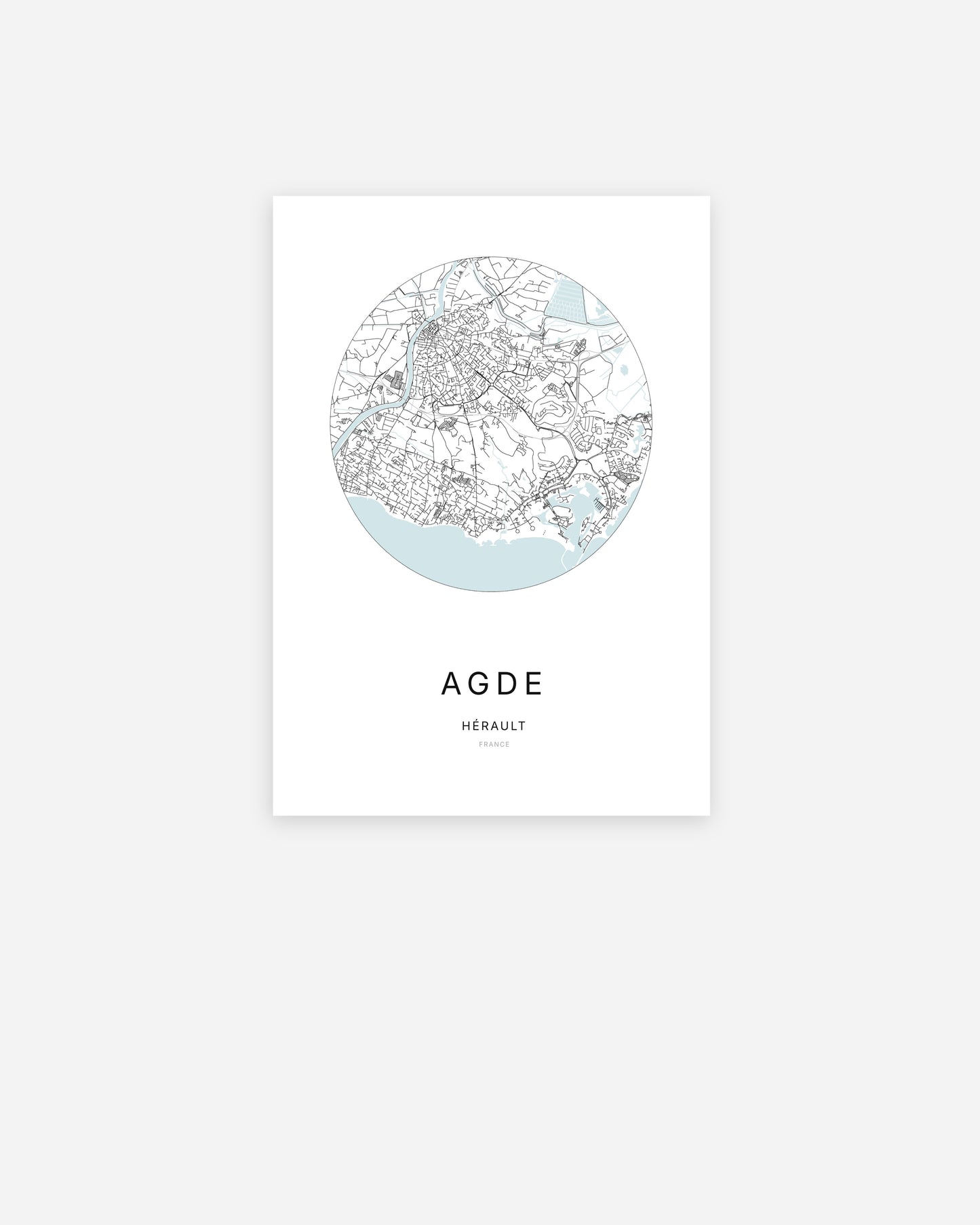 Affiche minimaliste d’Agde représentant le plan de la ville en design épuré.