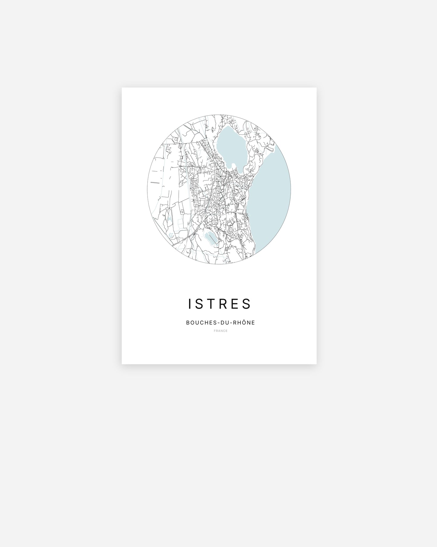 Affiche minimaliste d’Istres représentant le plan de la ville en design épuré.