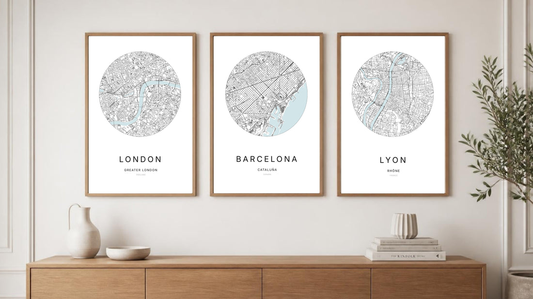 Trio d’affiches minimalistes de Londres, Barcelone et Lyon dans un intérieur lumineux.