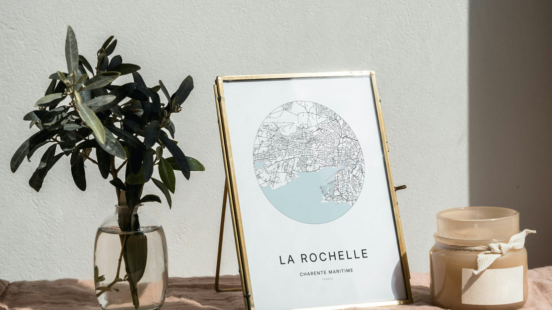 Affiche de ville La Rochelle encadrée comme idée cadeau souvenir d’un lieu qui compte