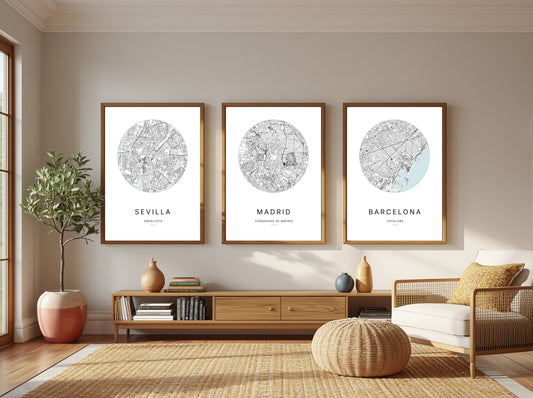 Trio d’affiches de villes espagnoles représentant Madrid, Barcelona et Valencia dans un salon lumineux au style méditerranéen.