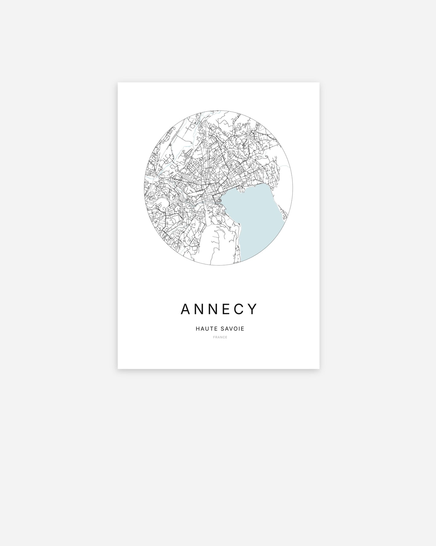Affiche minimaliste d’Annecy représentant le plan de la ville en design épuré.