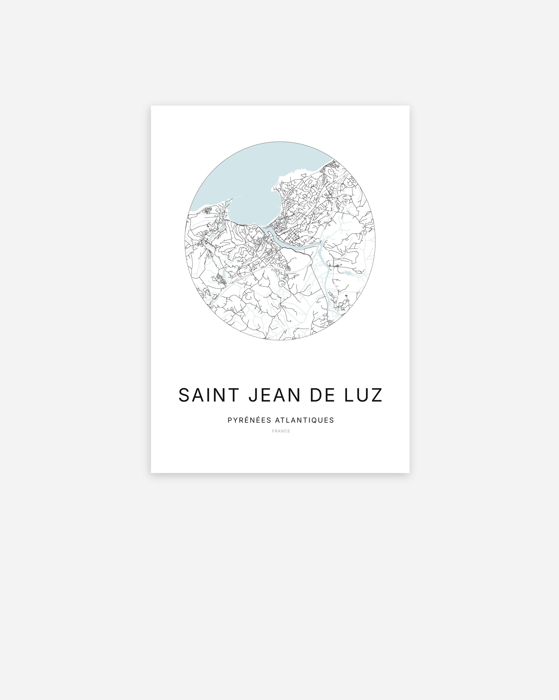 Affiche minimaliste de Saint-Jean-de-Luz représentant le plan de la ville en design épuré.