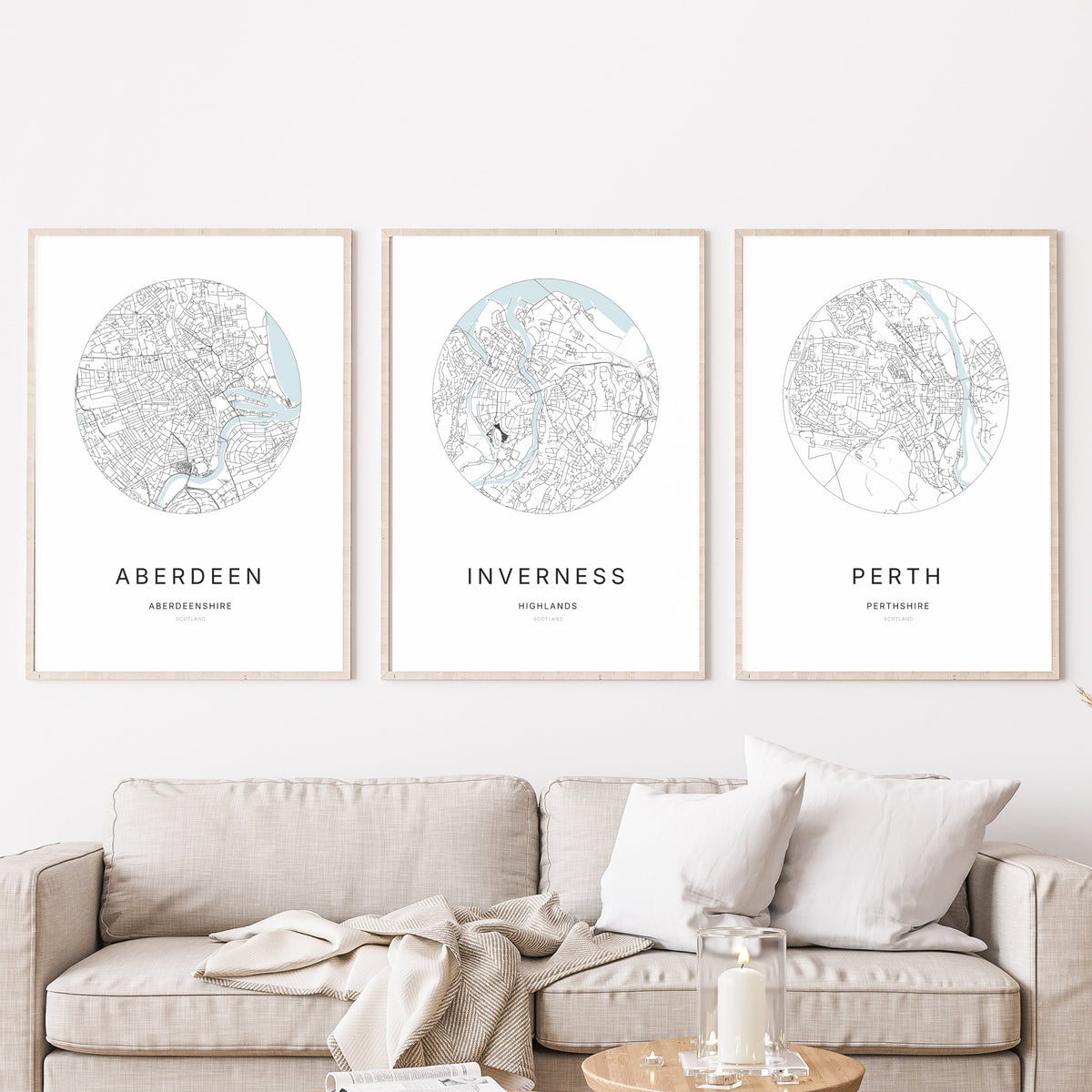 Trio d’affiches d’Aberdeen, Inverness et Perth dans un salon.