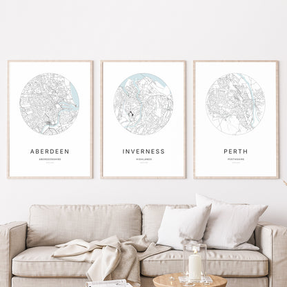 Trio d’affiches d’Aberdeen, Inverness et Perth dans un salon.