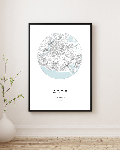 Affiche plan de ville minimaliste d’Agde encadrée en noir.