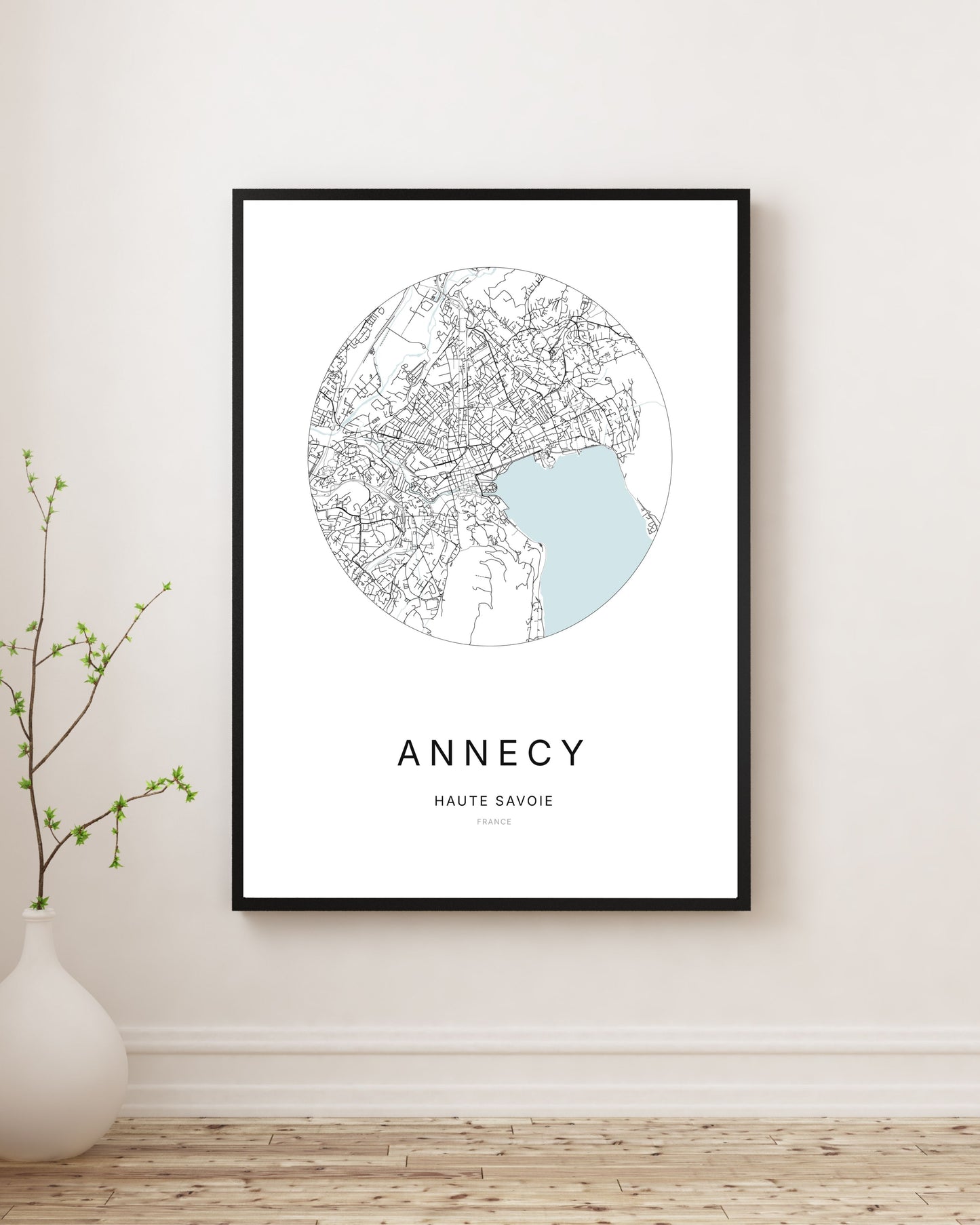 Affiche plan de ville minimaliste de Annecy encadrée en noir