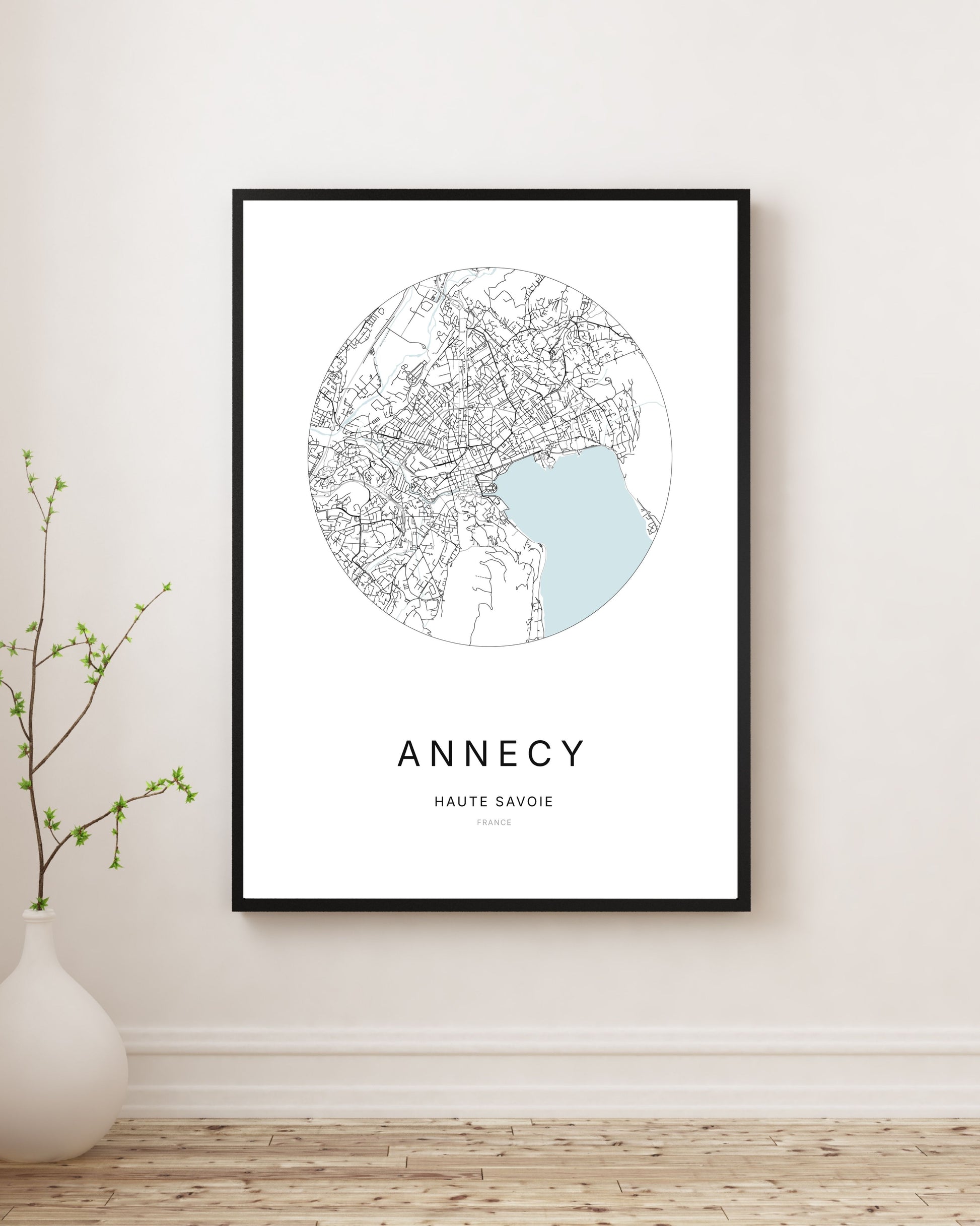 Affiche plan de ville minimaliste de Annecy encadrée en noir