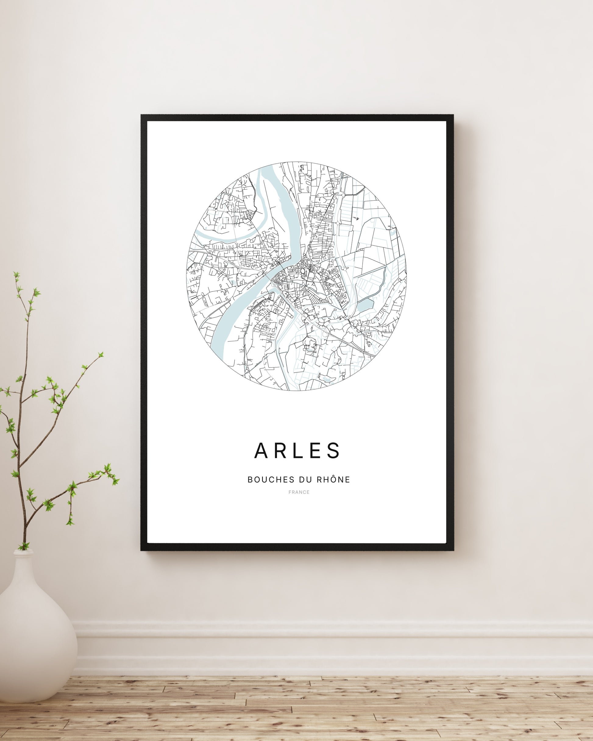 Affiche plan de ville minimaliste de Arles encadrée en noir.