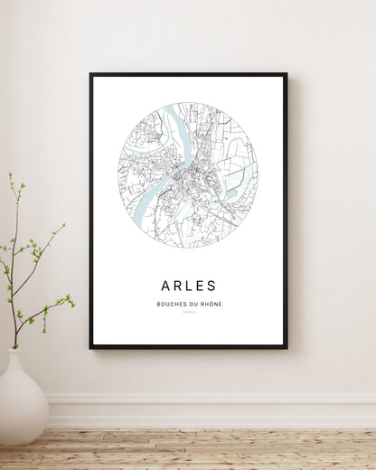 Affiche plan de ville minimaliste de Arles encadrée en noir.