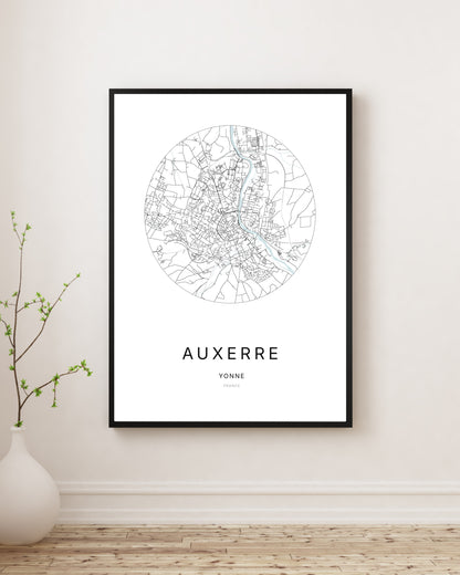 Affiche plan de ville minimaliste de Auxerre encadrée en noir.