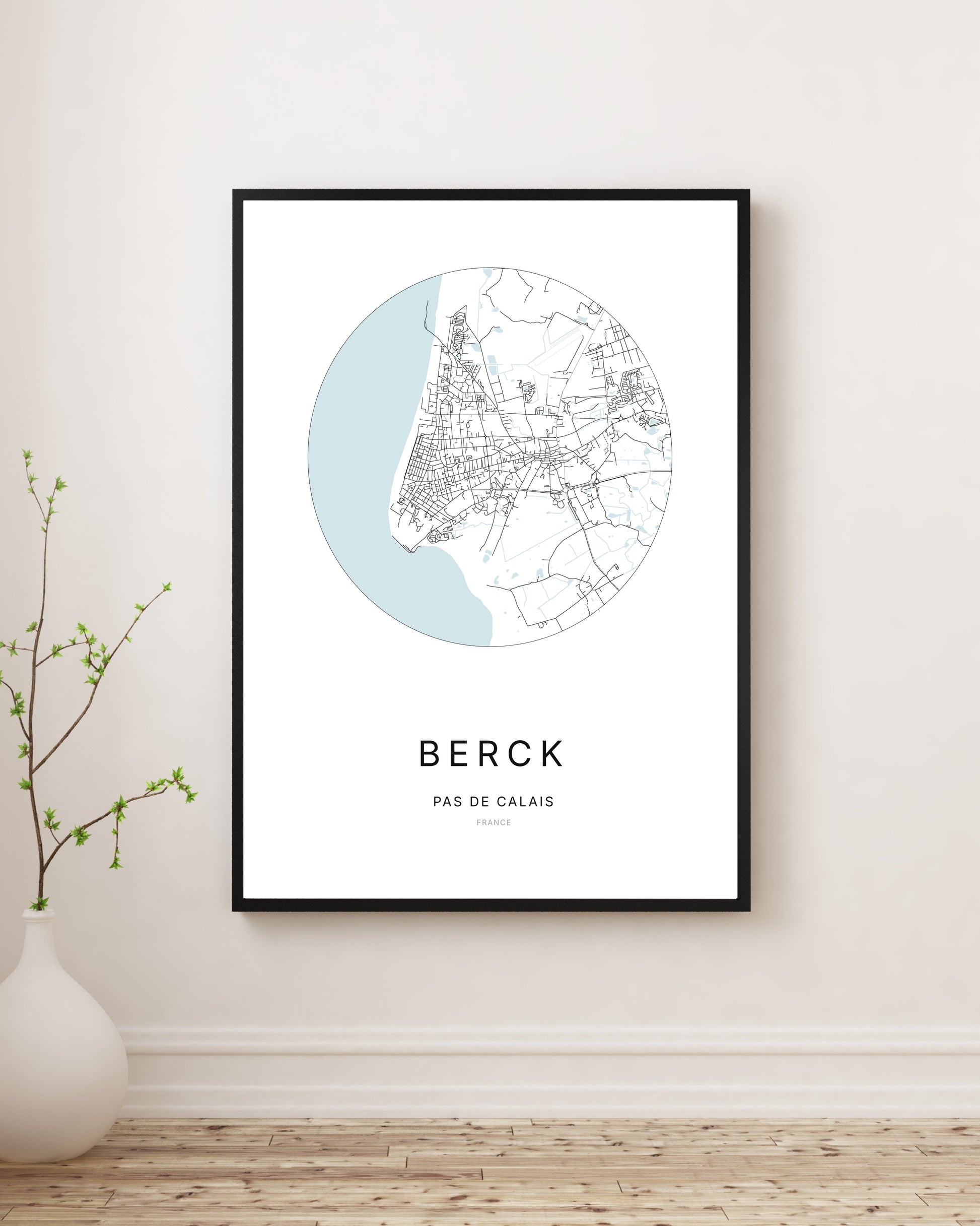 Affiche plan de ville minimaliste de Berck encadrée en noir.