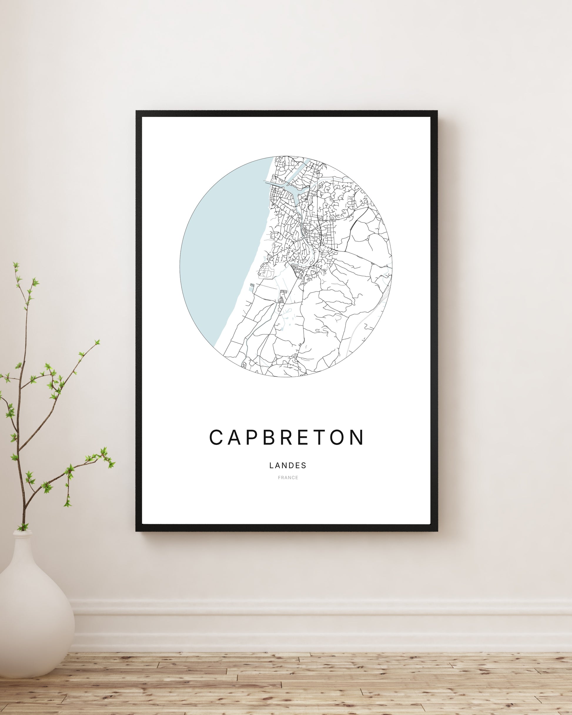 Affiche plan de ville minimaliste de Capbreton encadrée en noir.