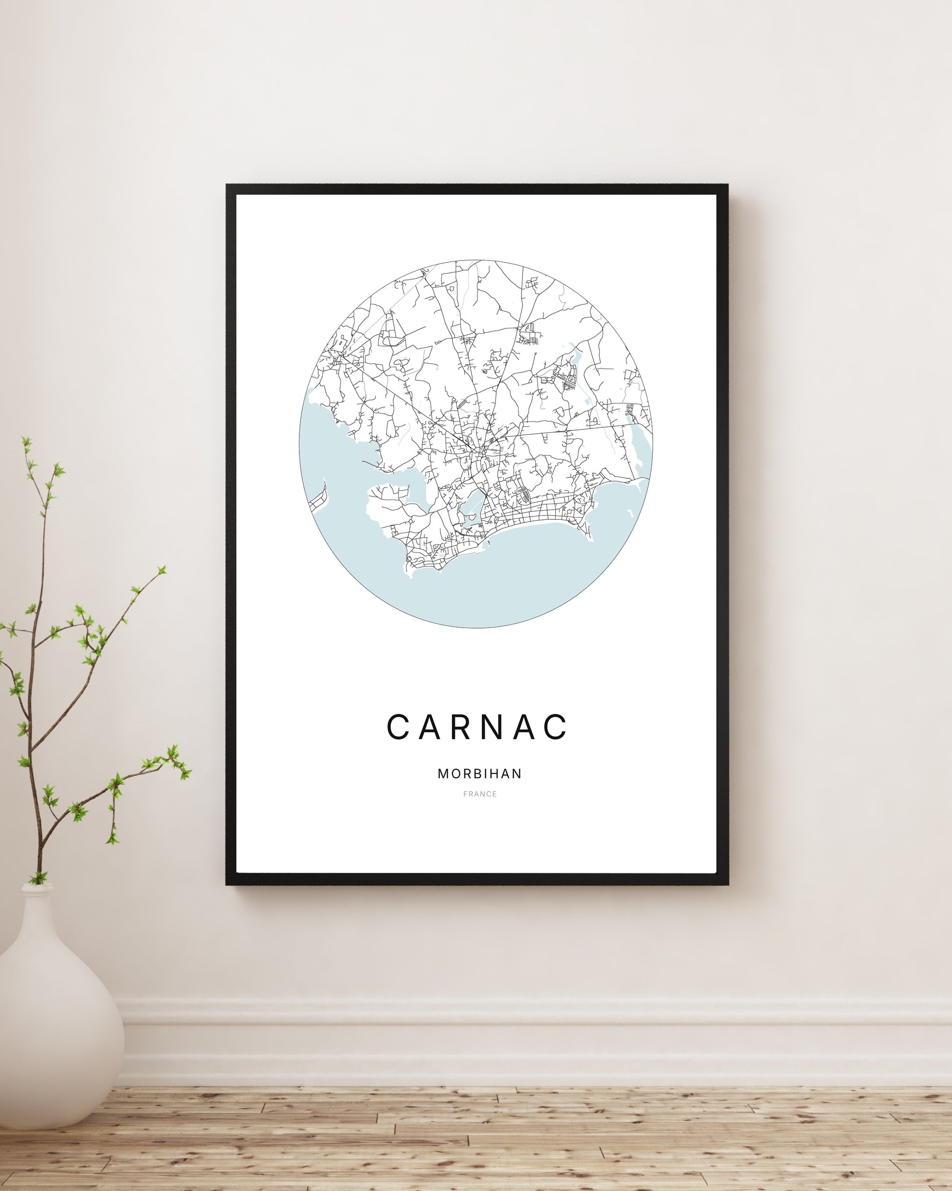 Affiche plan de ville minimaliste de Carnac encadrée en noir.