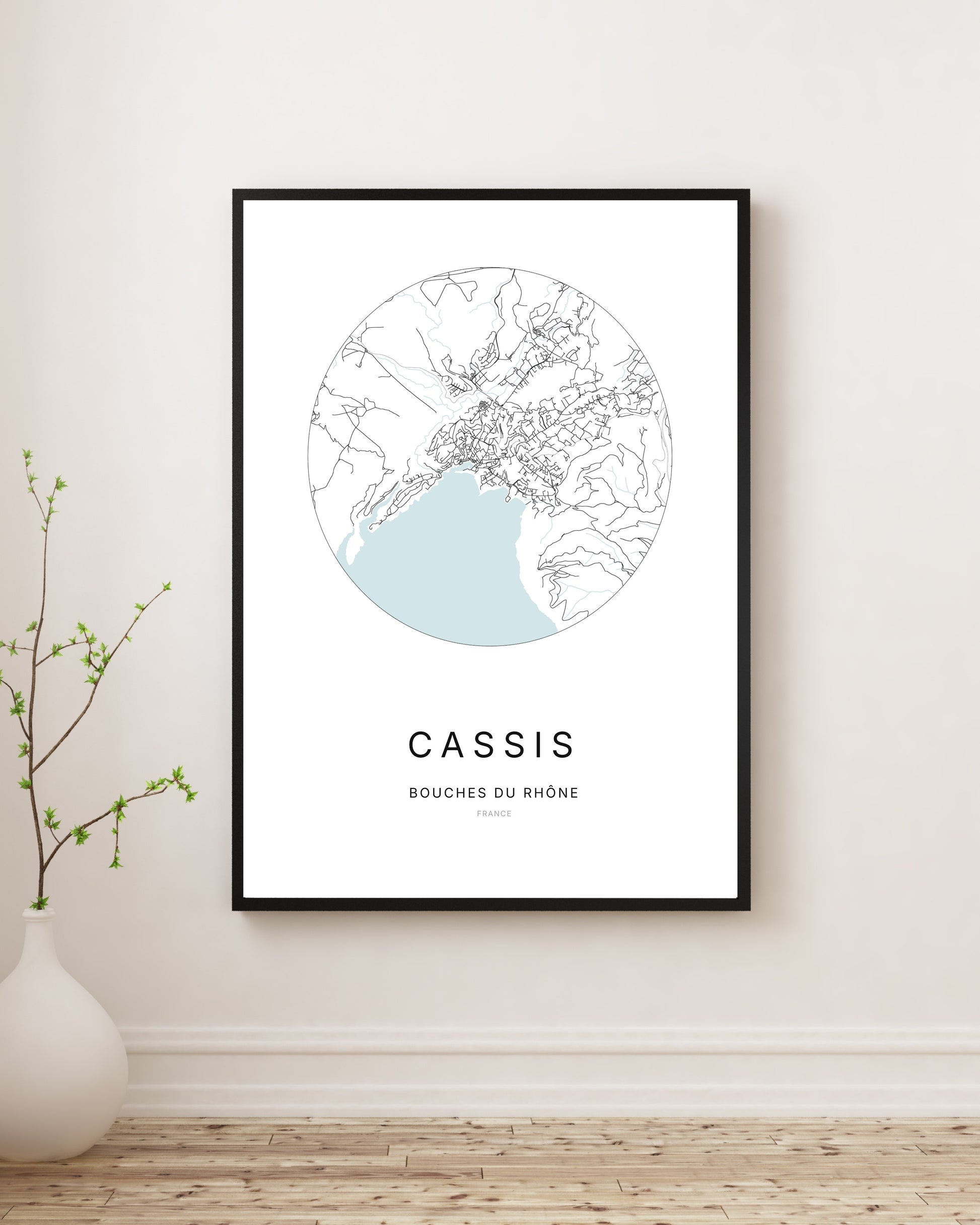 Affiche plan de ville minimaliste de Cassis encadrée en noir.