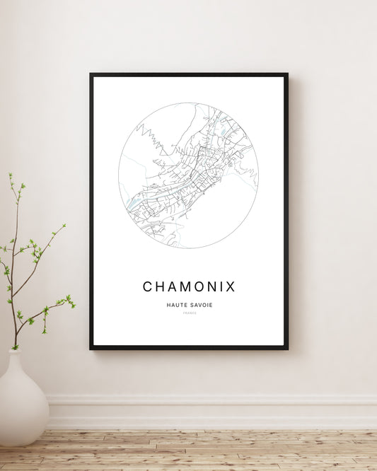Affiche plan de ville minimaliste de Chamonix encadrée en noir.