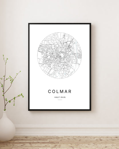 Affiche plan de ville minimaliste de Colmar encadrée en noir.