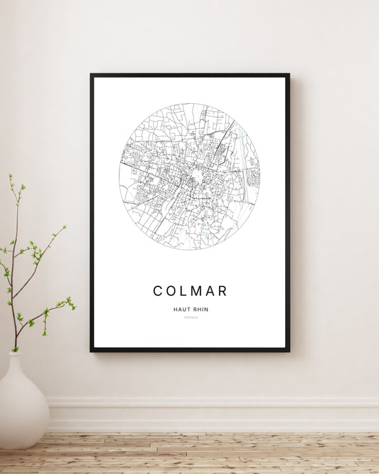 Affiche plan de ville minimaliste de Colmar encadrée en noir.