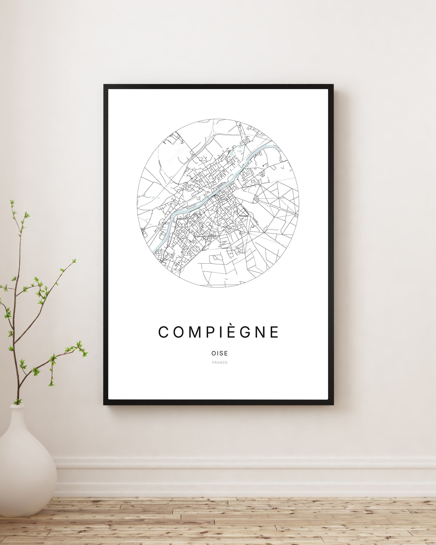 Affiche plan de ville minimaliste de Compiègne encadrée en noir.