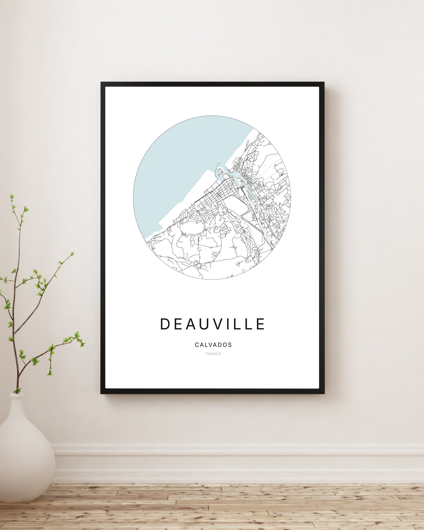 Affiche plan de ville minimaliste de Deauville encadrée en noir.