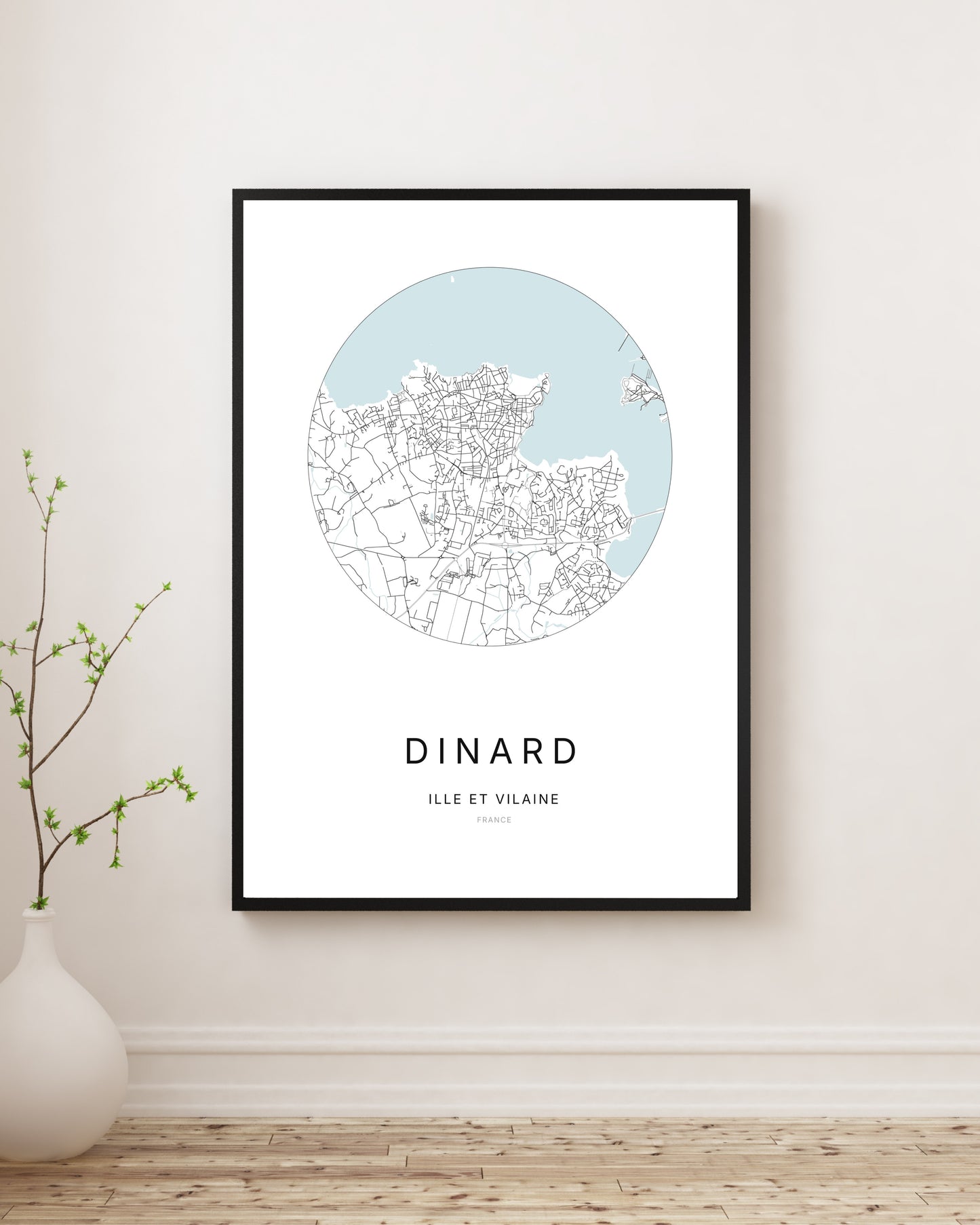 Affiche plan de ville minimaliste de Dinard encadrée en noir