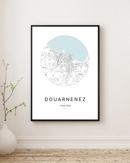 Affiche plan de ville minimaliste de Douarnenez encadrée en noir.