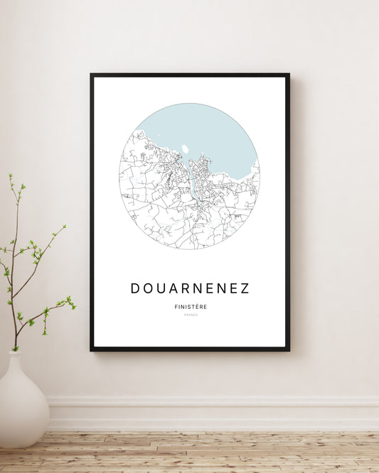 Affiche plan de ville minimaliste de Douarnenez encadrée en noir.