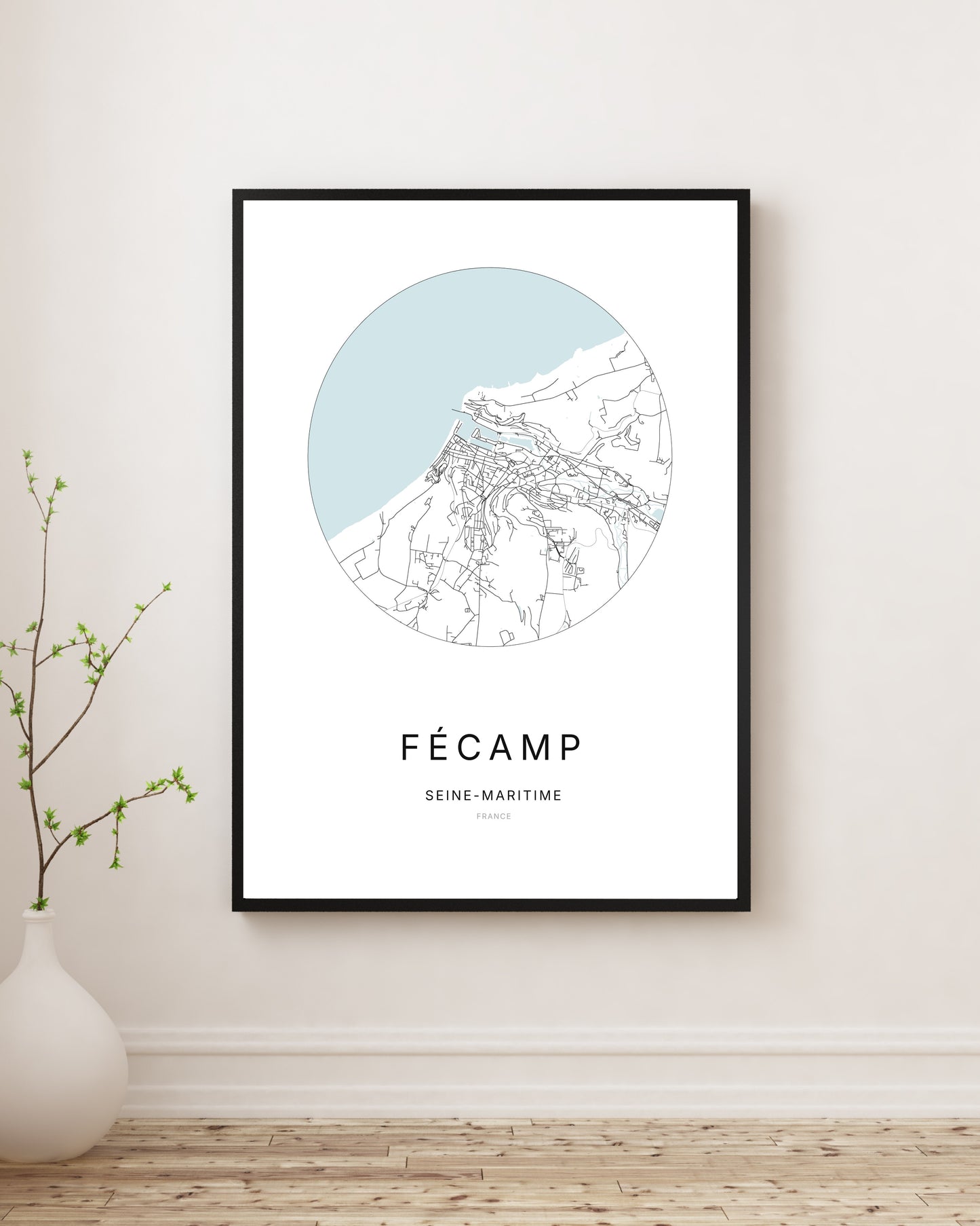 Affiche plan de ville minimaliste de Fécamp encadrée en noir.