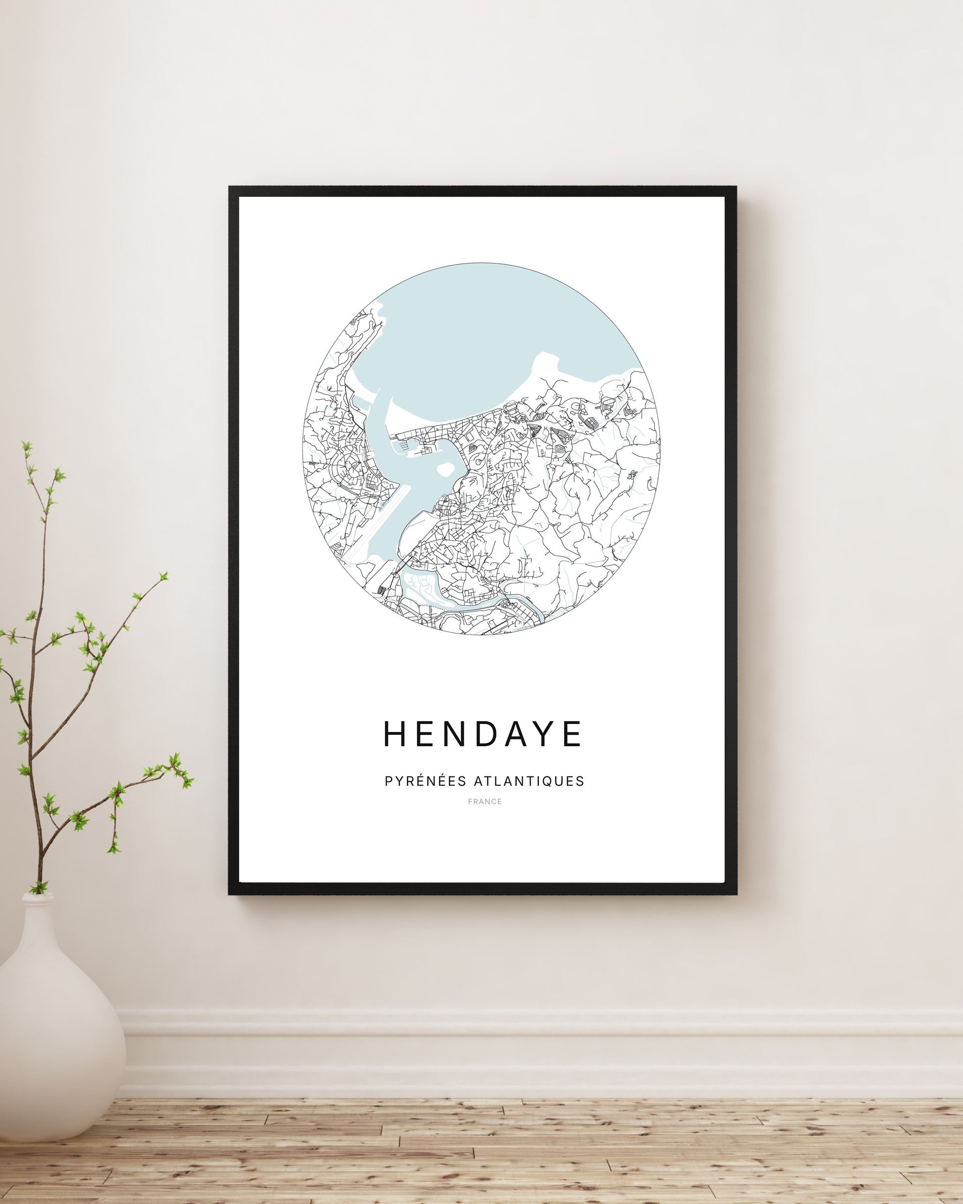 Affiche plan de ville minimaliste de Hendaye encadrée en noir.