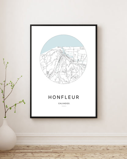 Affiche plan de ville minimaliste de Honfleur encadrée en noir.
