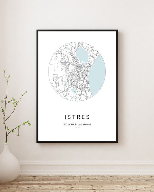 Affiche plan de ville minimaliste d’Istres encadrée en noir.