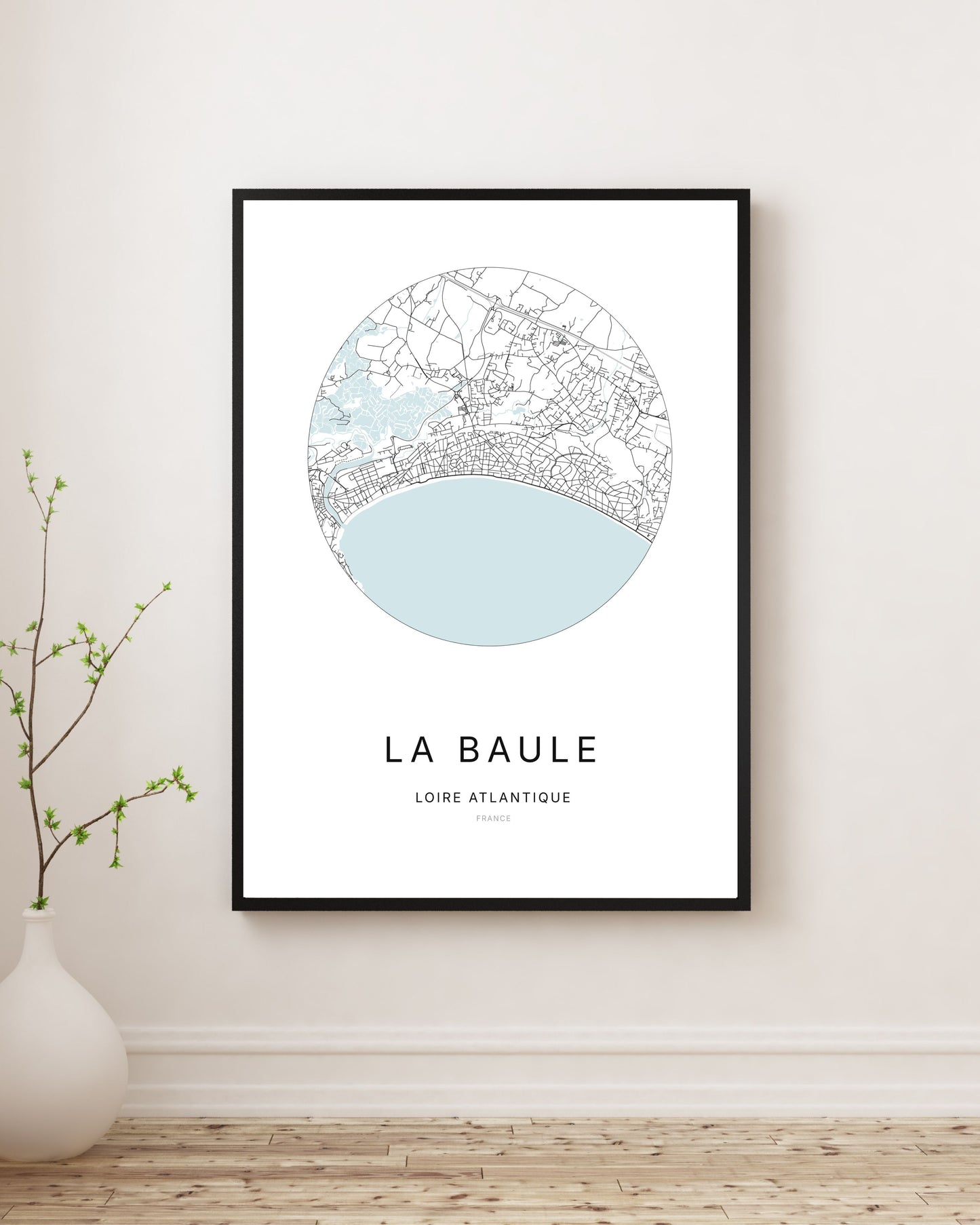 Affiche plan de ville minimaliste de La Baule encadrée en noir.