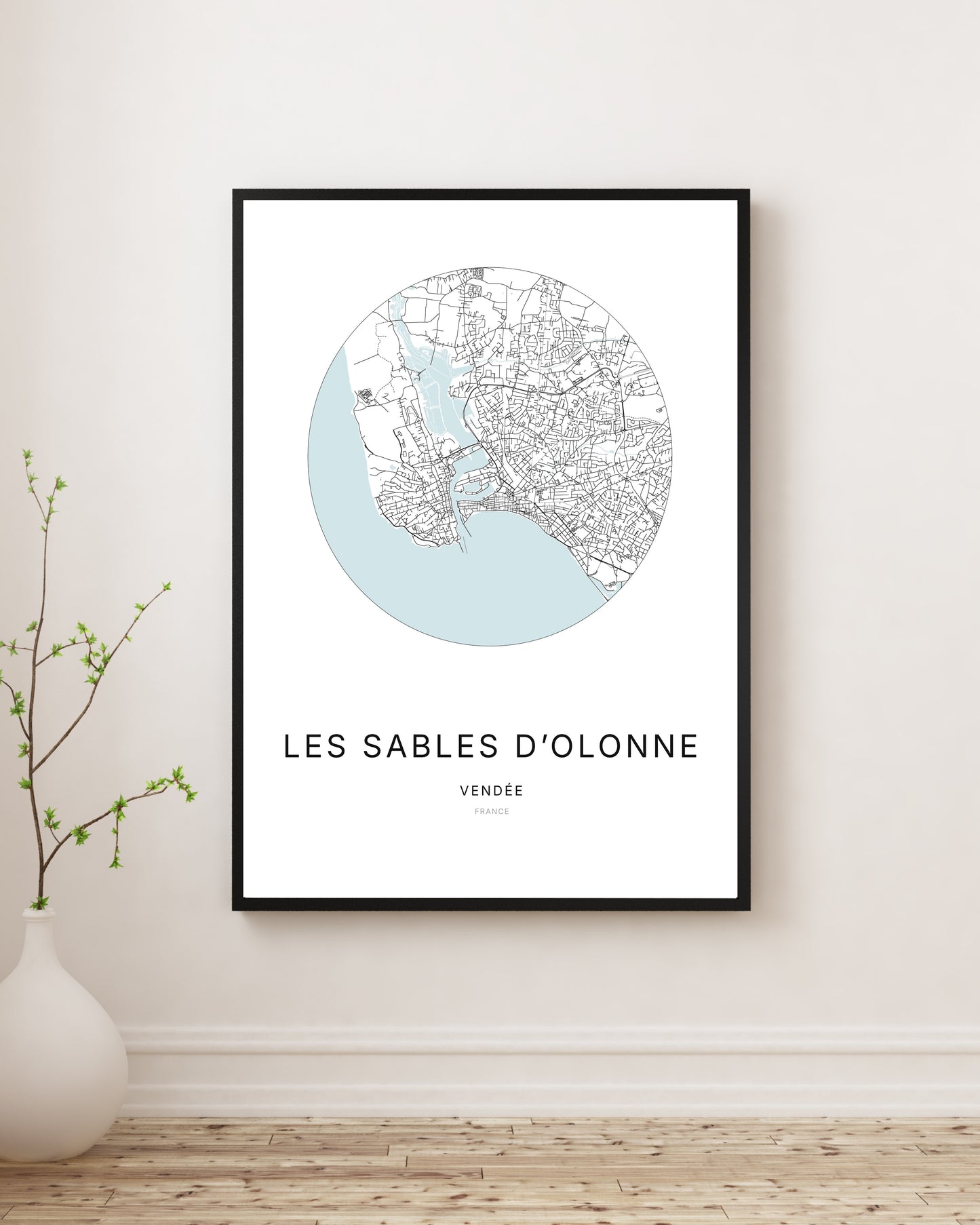 Affiche plan de ville minimaliste des Sables-d’Olonne encadrée en noir.
