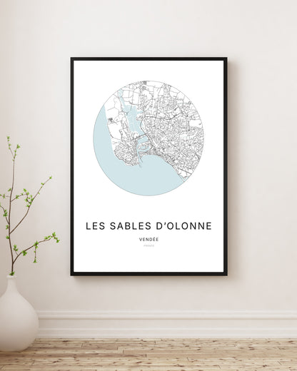 Affiche plan de ville minimaliste des Sables-d’Olonne encadrée en noir.