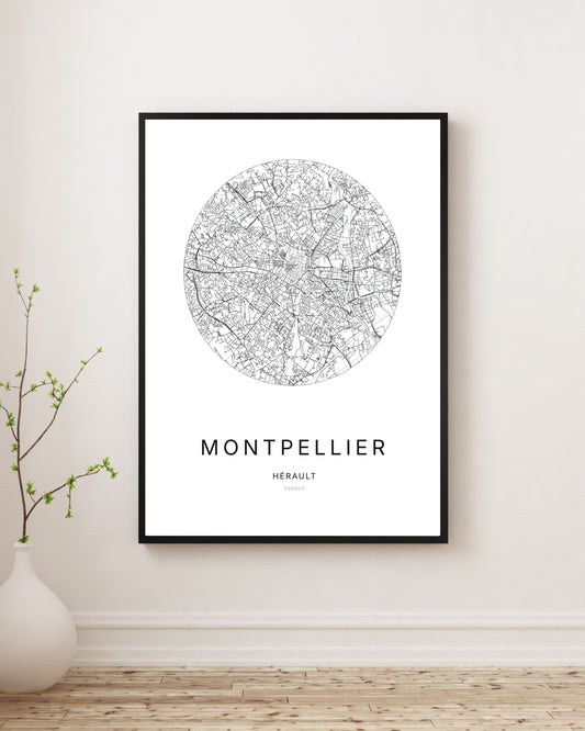 Affiche plan de ville minimaliste de Montpellier encadrée en noir.