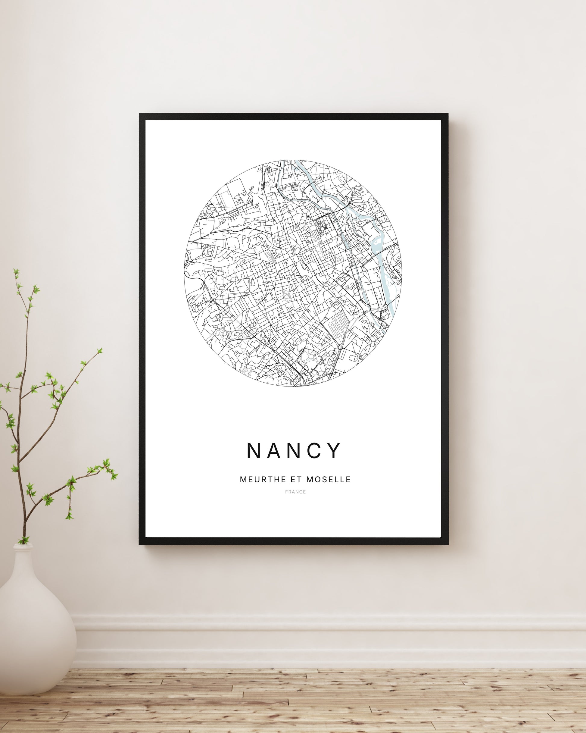 Affiche plan de ville minimaliste de Nancy encadrée en noir.