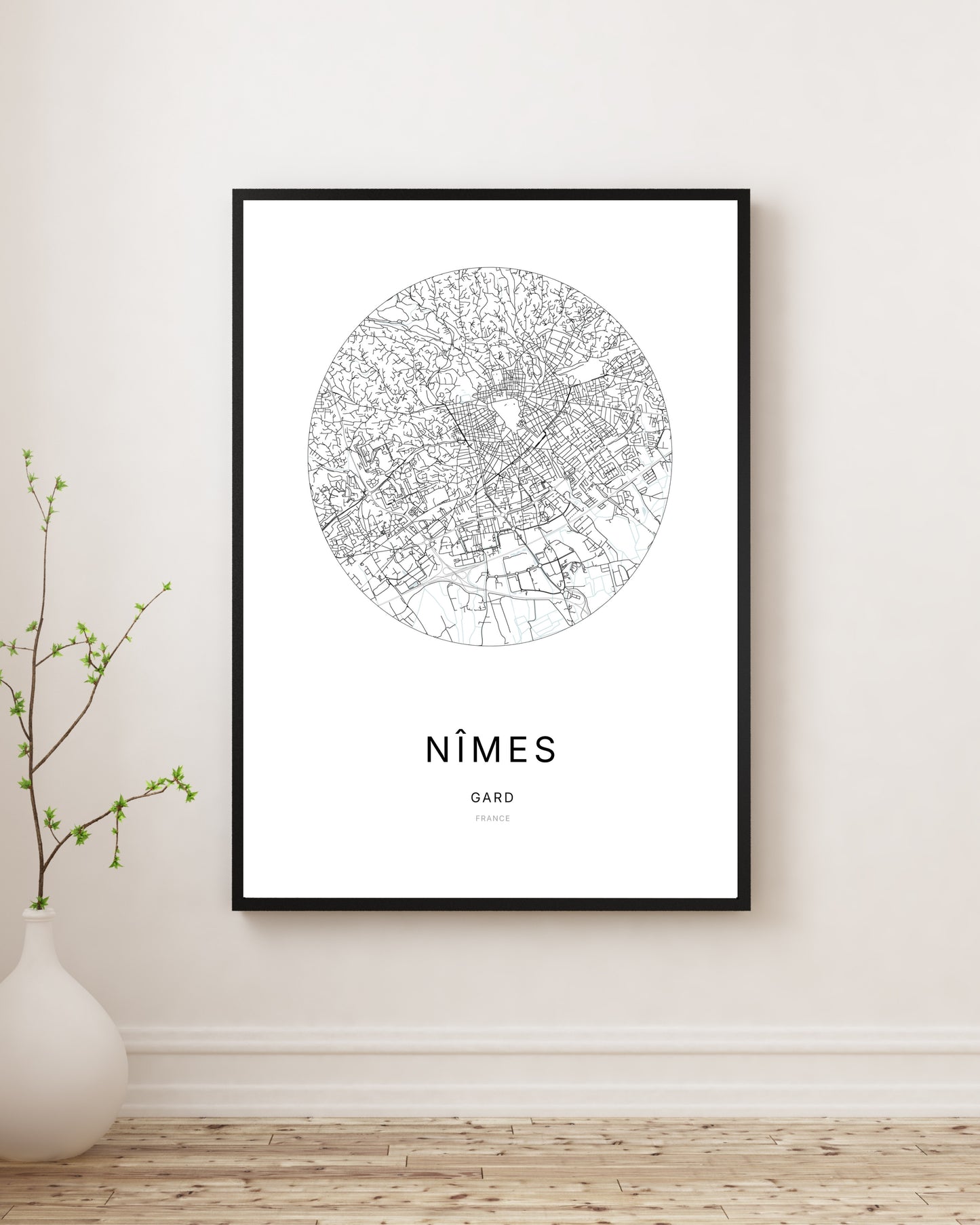 Affiche plan de ville minimaliste de Nîmes encadrée en noir