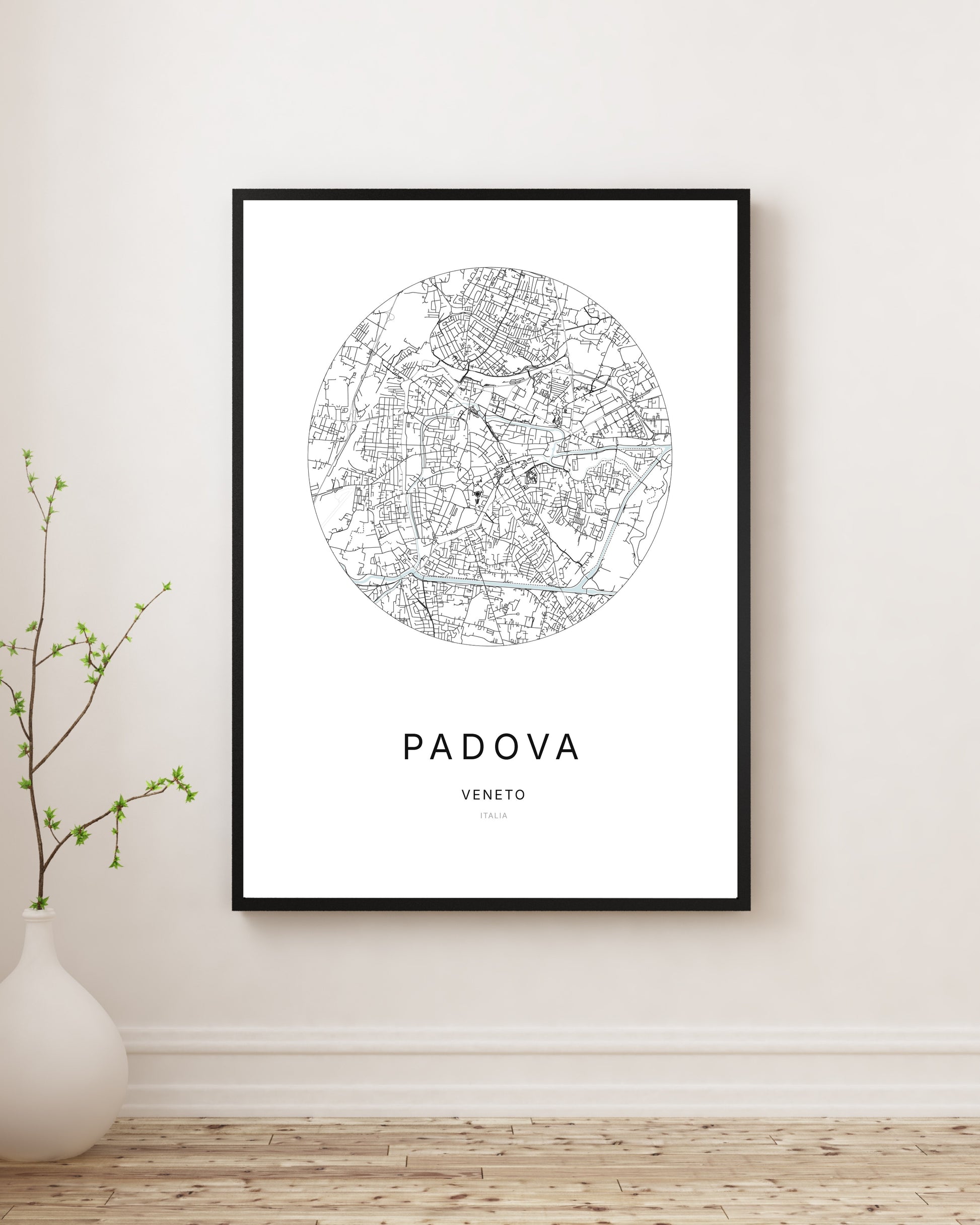 Affiche plan de ville minimaliste de Padova encadrée en noir.