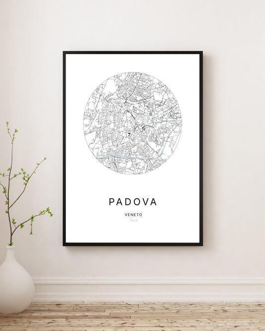 Affiche plan de ville minimaliste de Padova encadrée en noir.