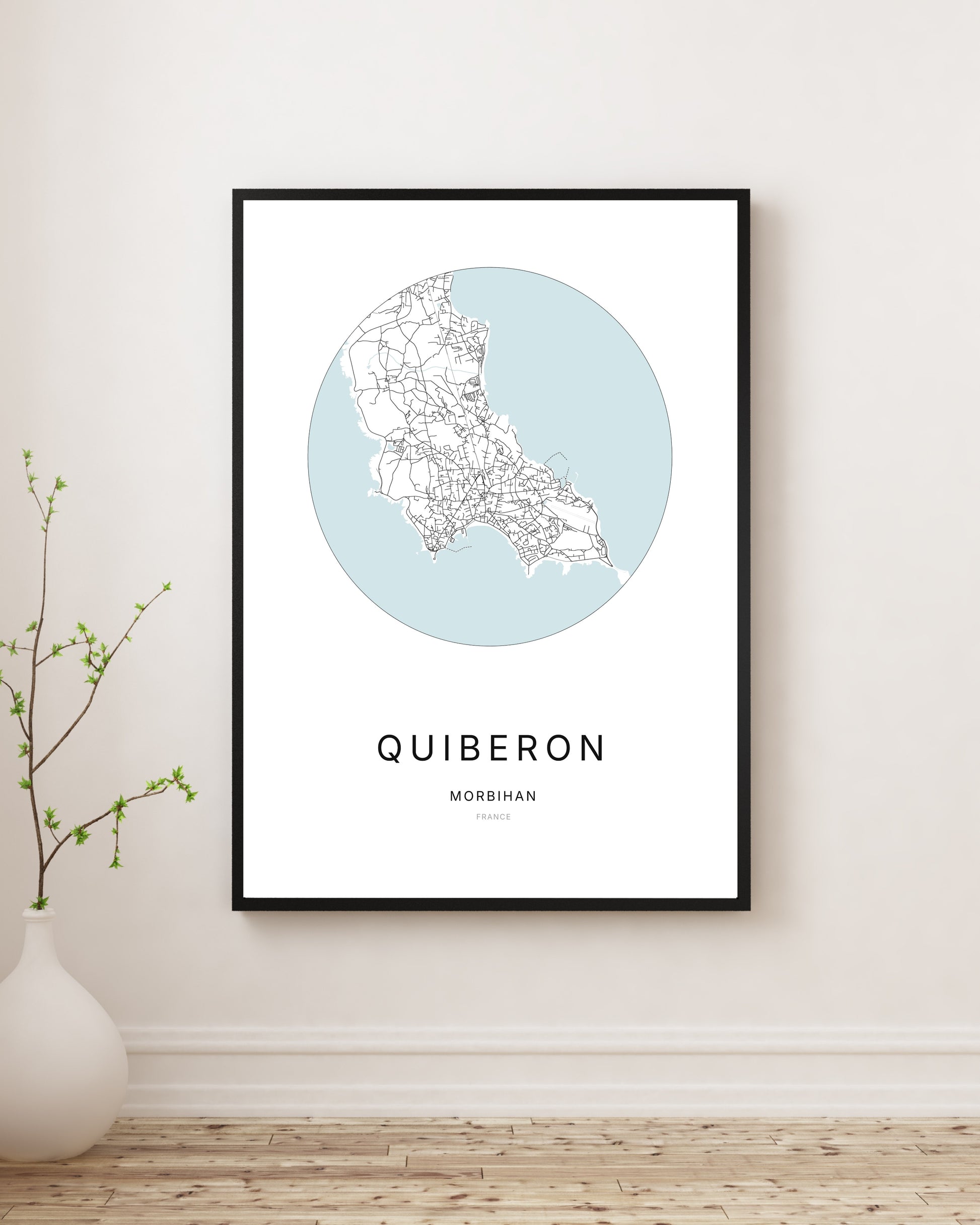 Affiche plan de ville minimaliste de Quiberon encadrée en noir.
