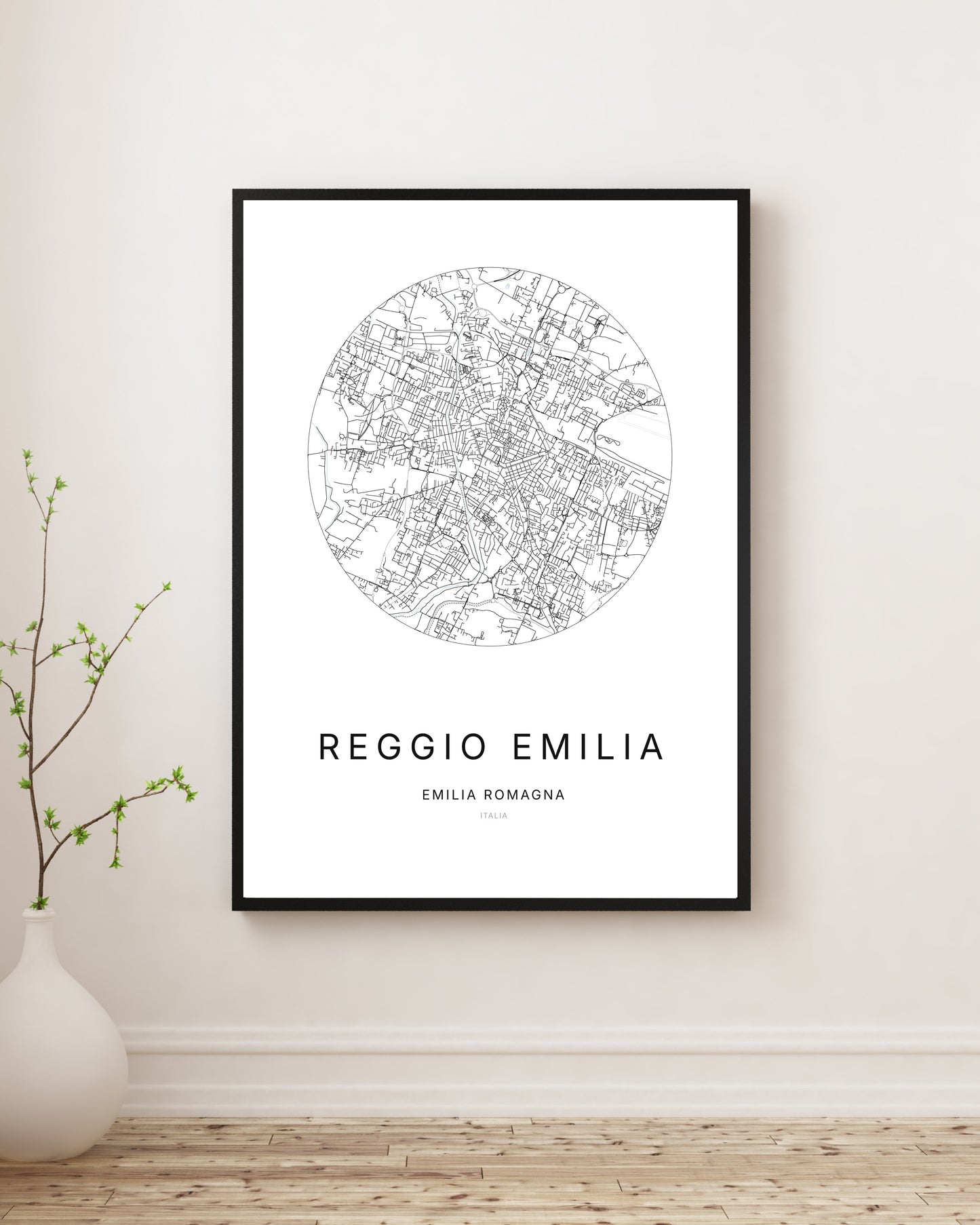 Affiche plan de ville minimaliste de Reggio Emilia encadrée en noir.