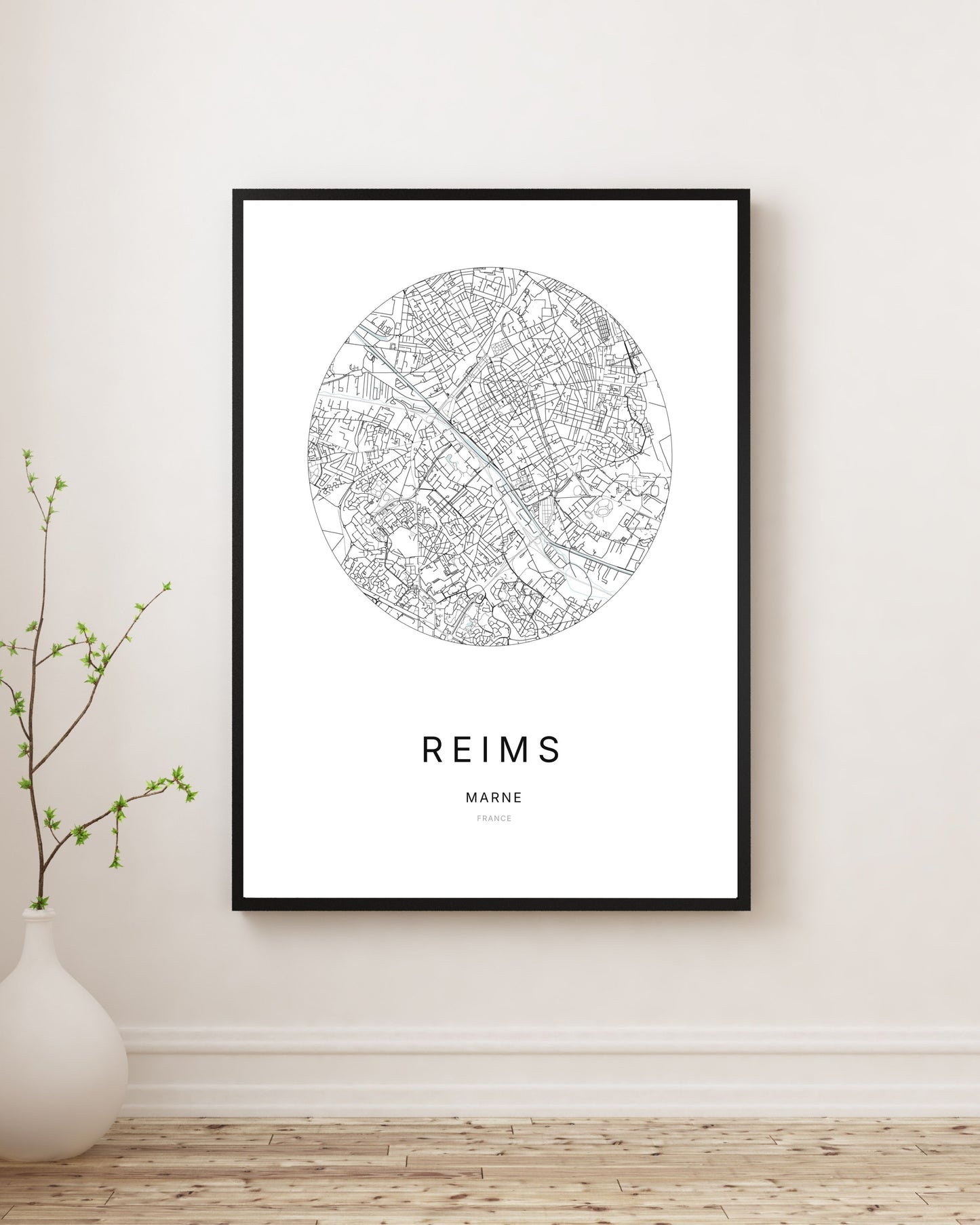 Affiche plan de ville minimaliste de Reims encadrée en noir.