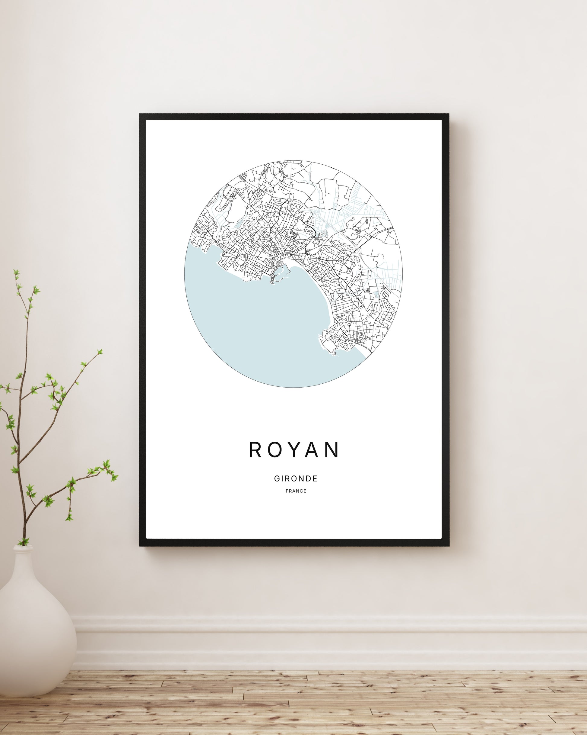 Affiche plan de ville minimaliste de Royan encadrée en noir.