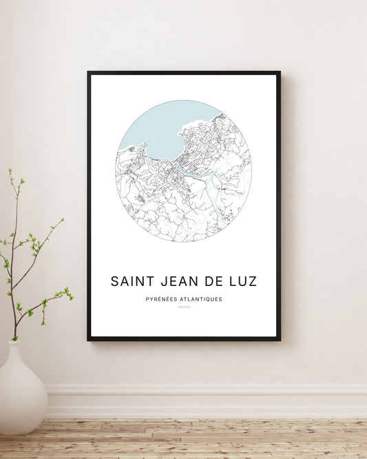 Affiche plan de ville minimaliste de Saint-Jean-de-Luz encadrée en noir.