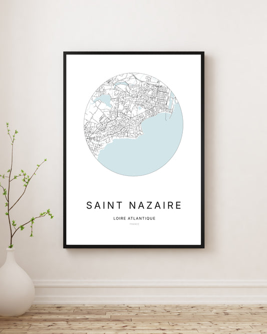 Affiche plan de ville minimaliste de Saint-Nazaire encadrée en noir.
