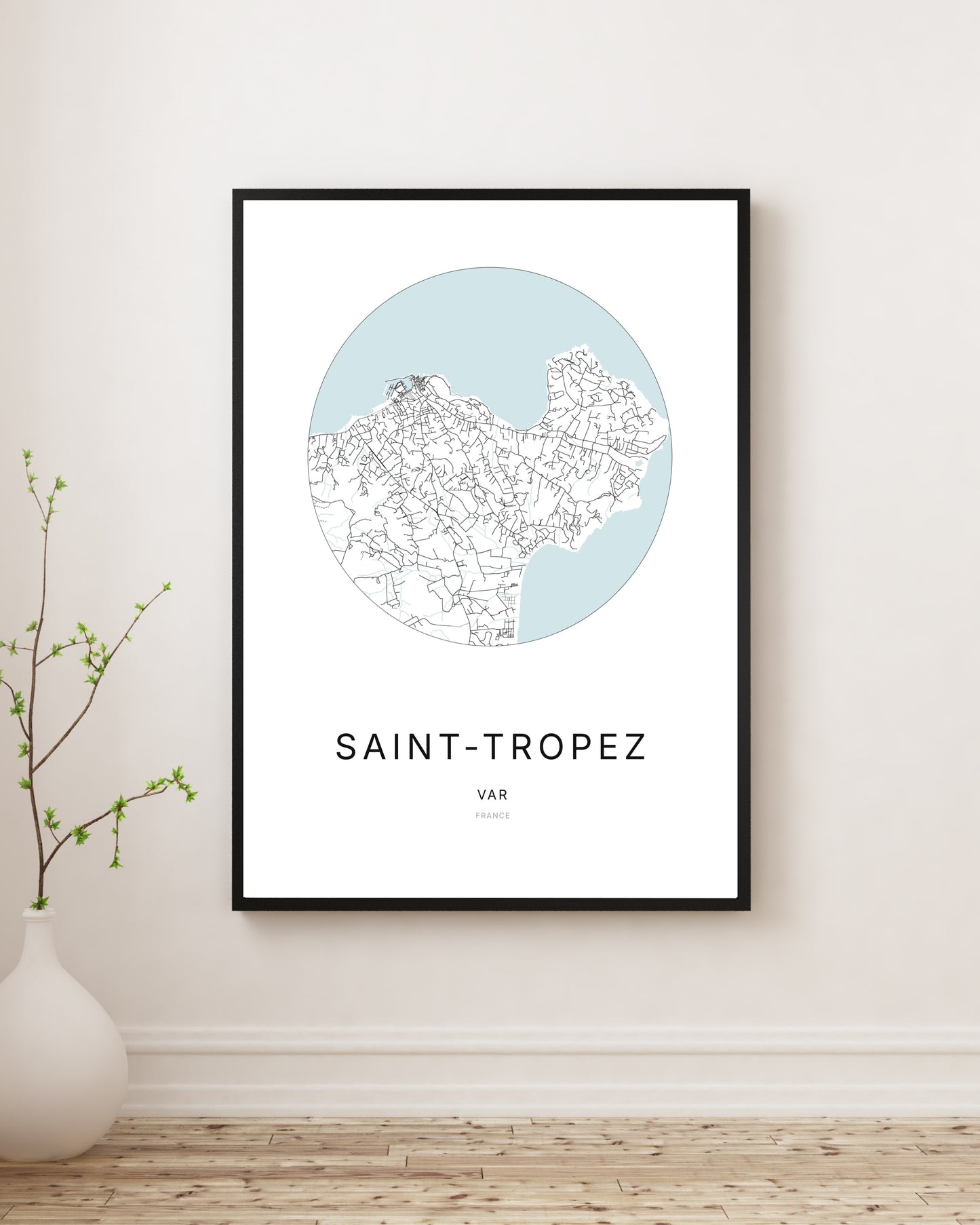 Affiche plan de ville minimaliste de Saint-Tropez encadrée en noir.