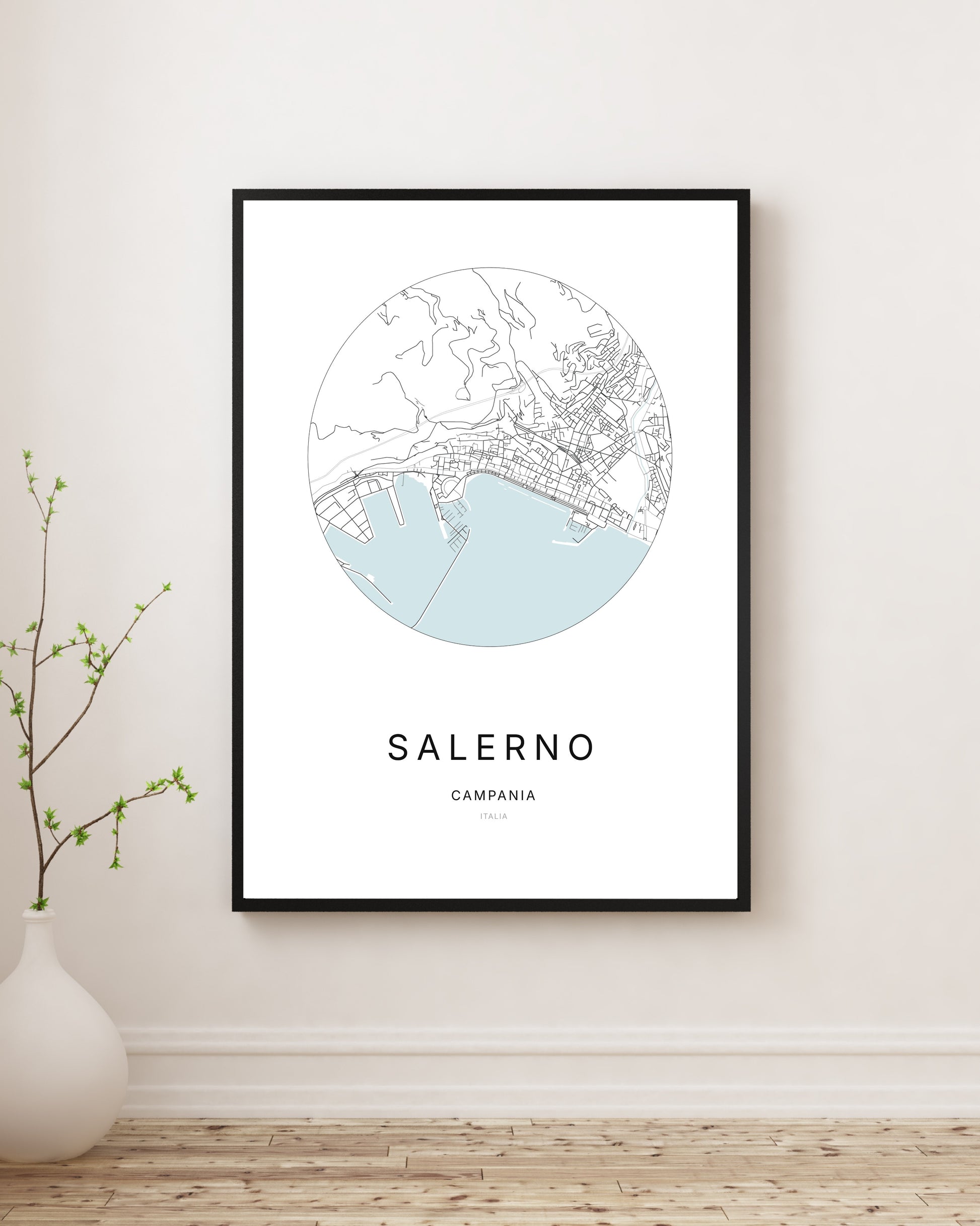 Affiche plan de ville minimaliste de Salerno encadrée en noir.