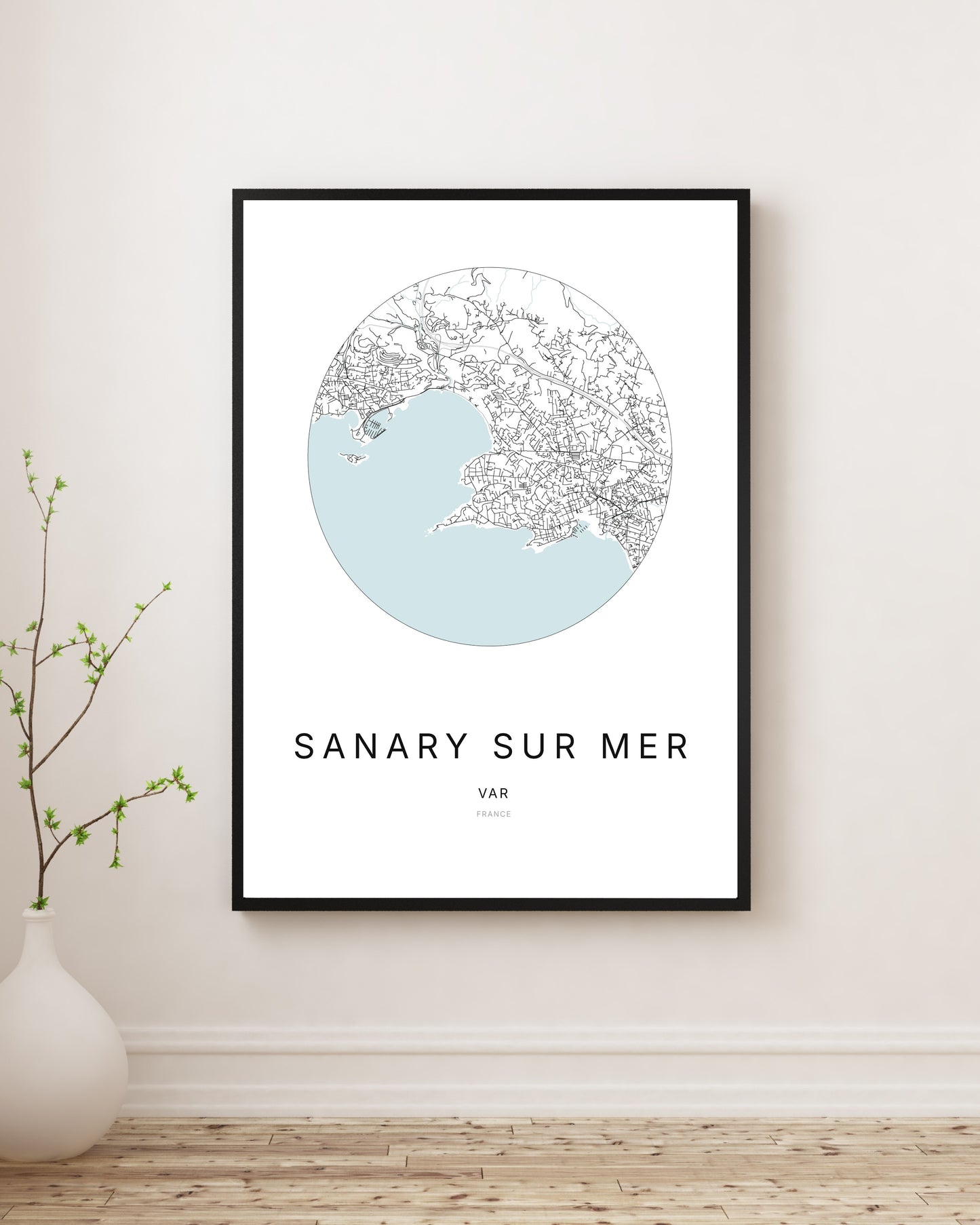 Affiche plan de ville minimaliste de Sanary-sur-Mer encadrée en noir.