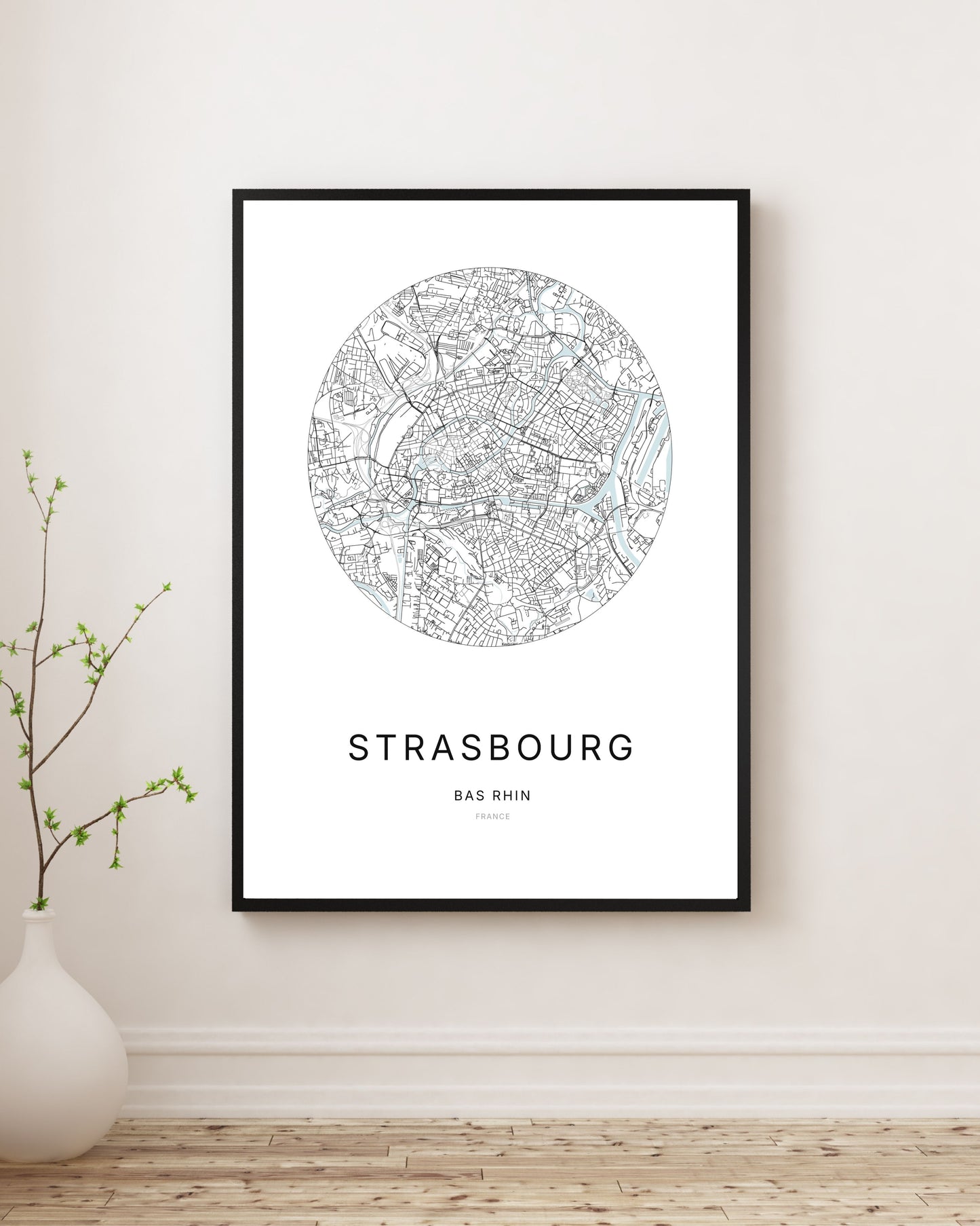Affiche plan de ville minimaliste de Strasbourg encadrée en noir.