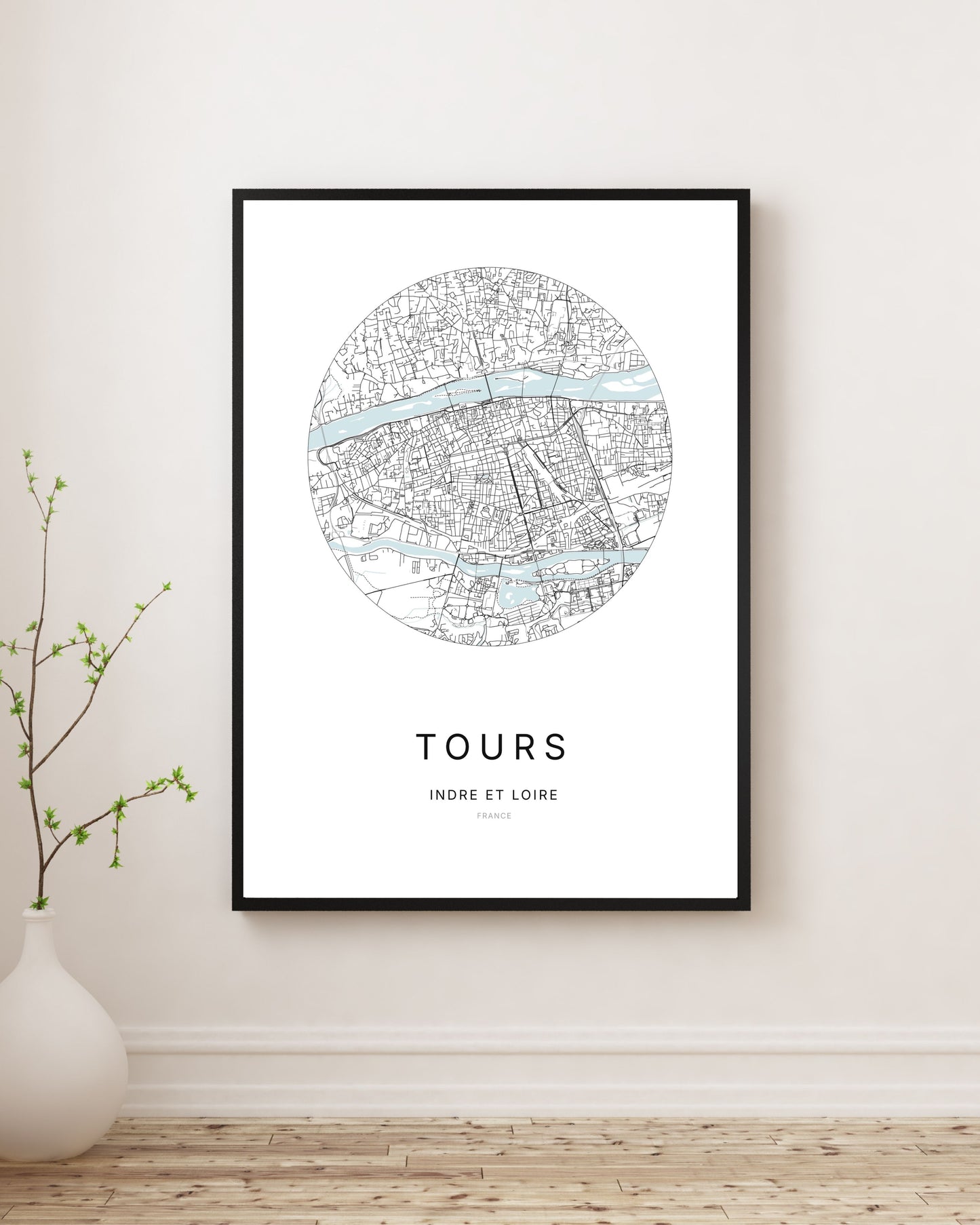 Affiche plan de ville minimaliste de Tours encadrée en noir.